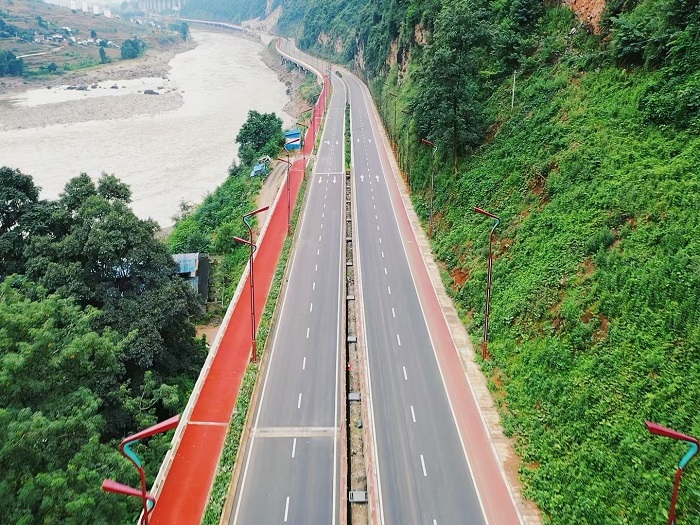 怒江州泸水市美丽公路南延线项目通过竣工验收