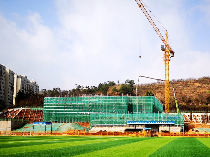 易门一中改扩建项目教师宿舍楼封顶