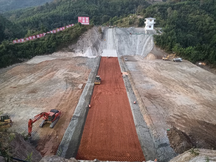 陇川县麻栗坝灌区蕨叶坝水库大坝封顶