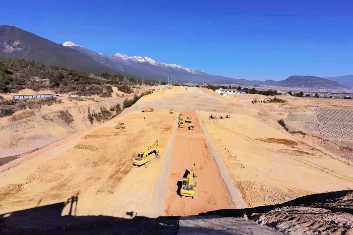 剑川县江长箐水库主坝封顶