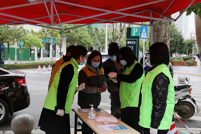 集团党员干部“双报到” 助力社区核酸检测工作