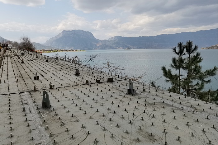 提前3天！钢构世界杯官方宁蒗县泸沽湖沿湖生态搬迁项目完成钢箱梁吊装