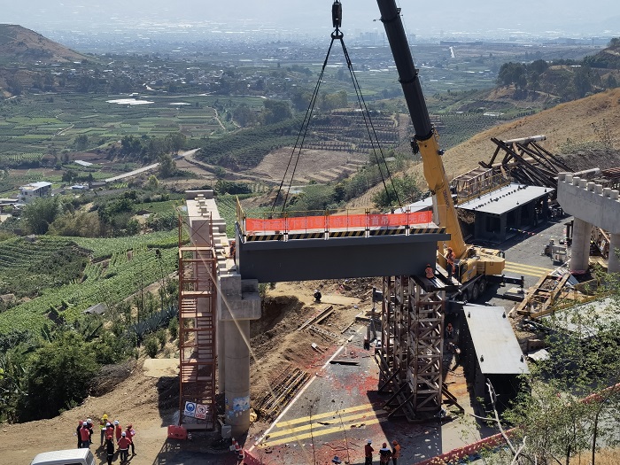 ​宾鹤高速下营1号大桥钢箱梁首吊完成