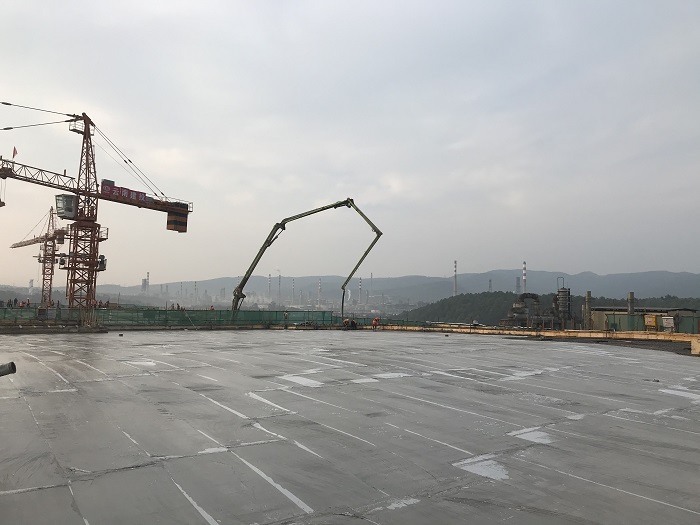 四公司安宁草铺电池新材料前驱体项目厂房封顶