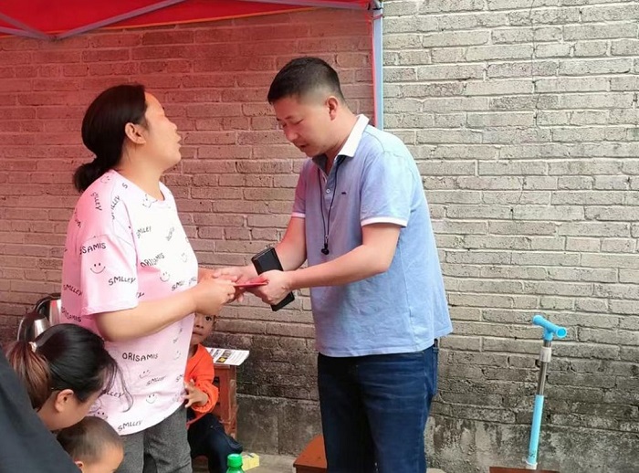 九公司腾冲分公司援助失火农民工家庭