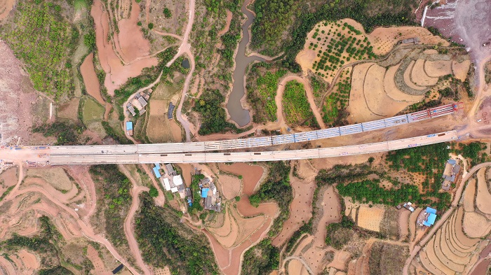 ​永大高速他的么1号大桥T梁架设完成