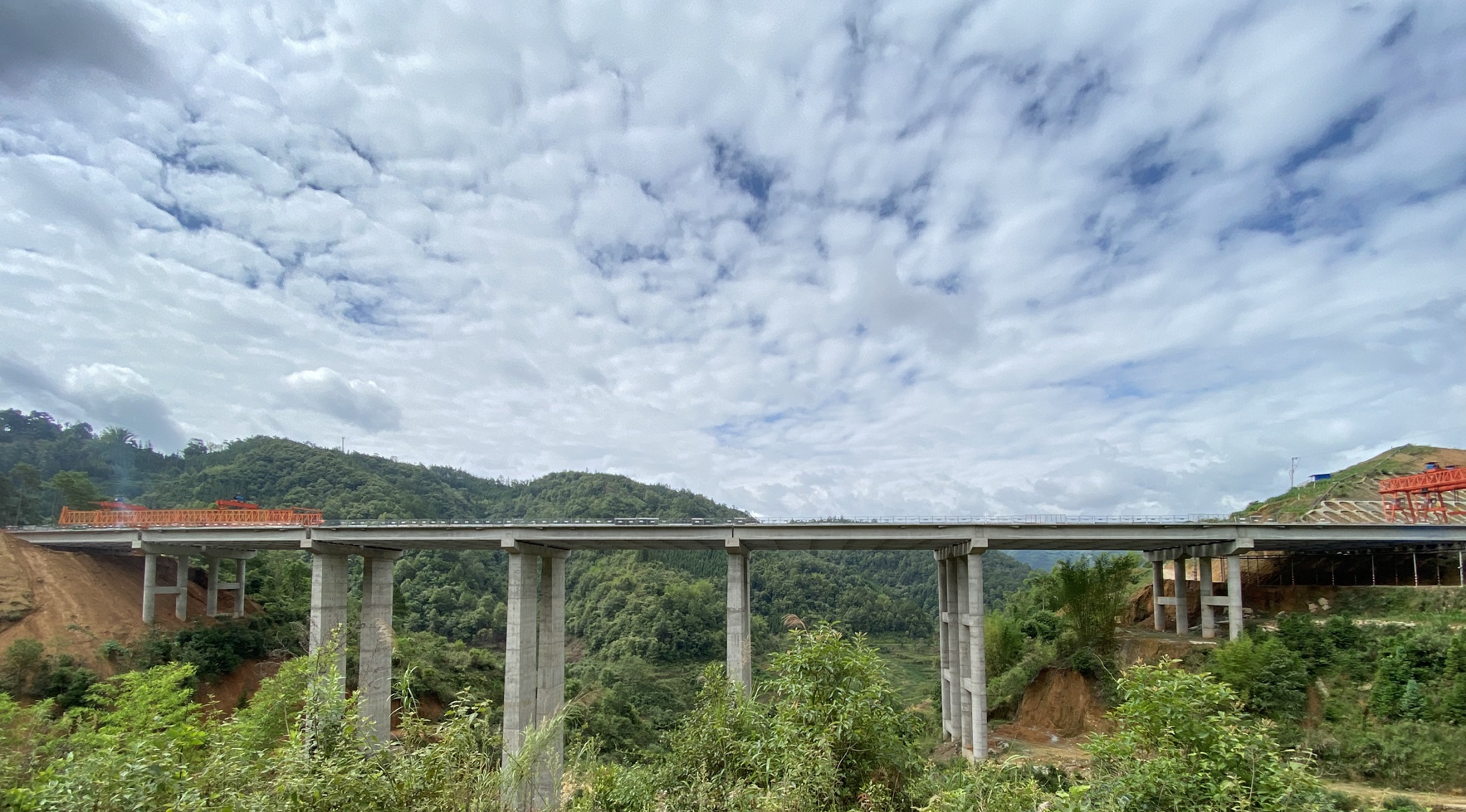 元绿高速西拉东2号大桥T梁架设完成