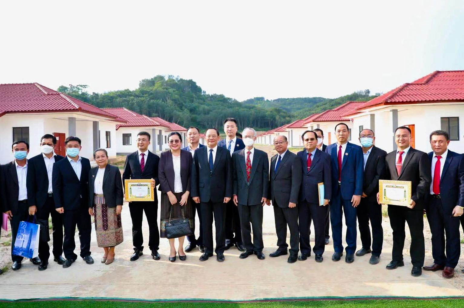 援老挝中老铁路搬迁安居村项目顺利移交！ 老挝政府授予世界杯官网合作平台“突出成就奖”