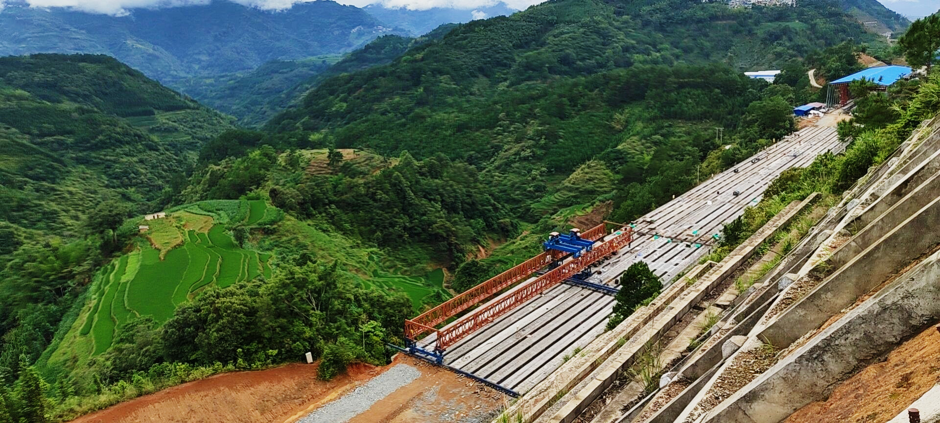元绿高速哈洛普施1号大桥贯通