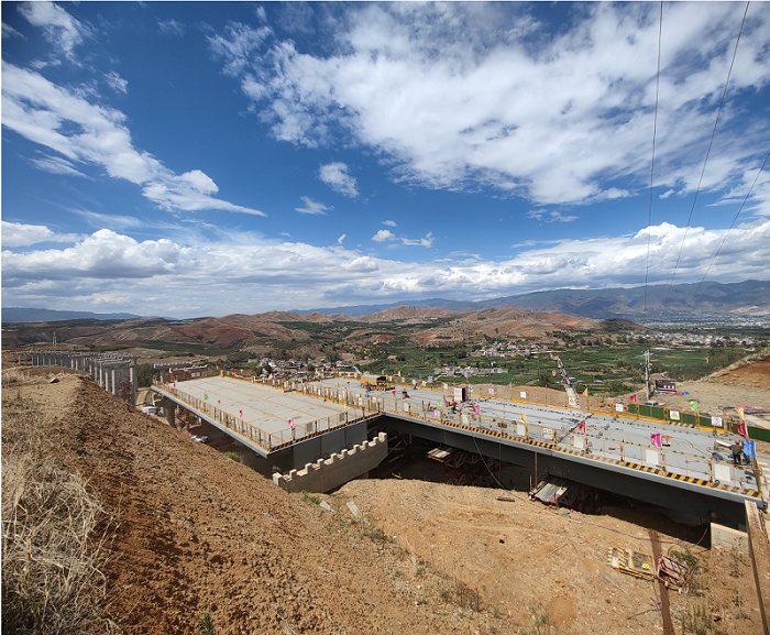宾鹤高速首跨钢箱梁吊装完成