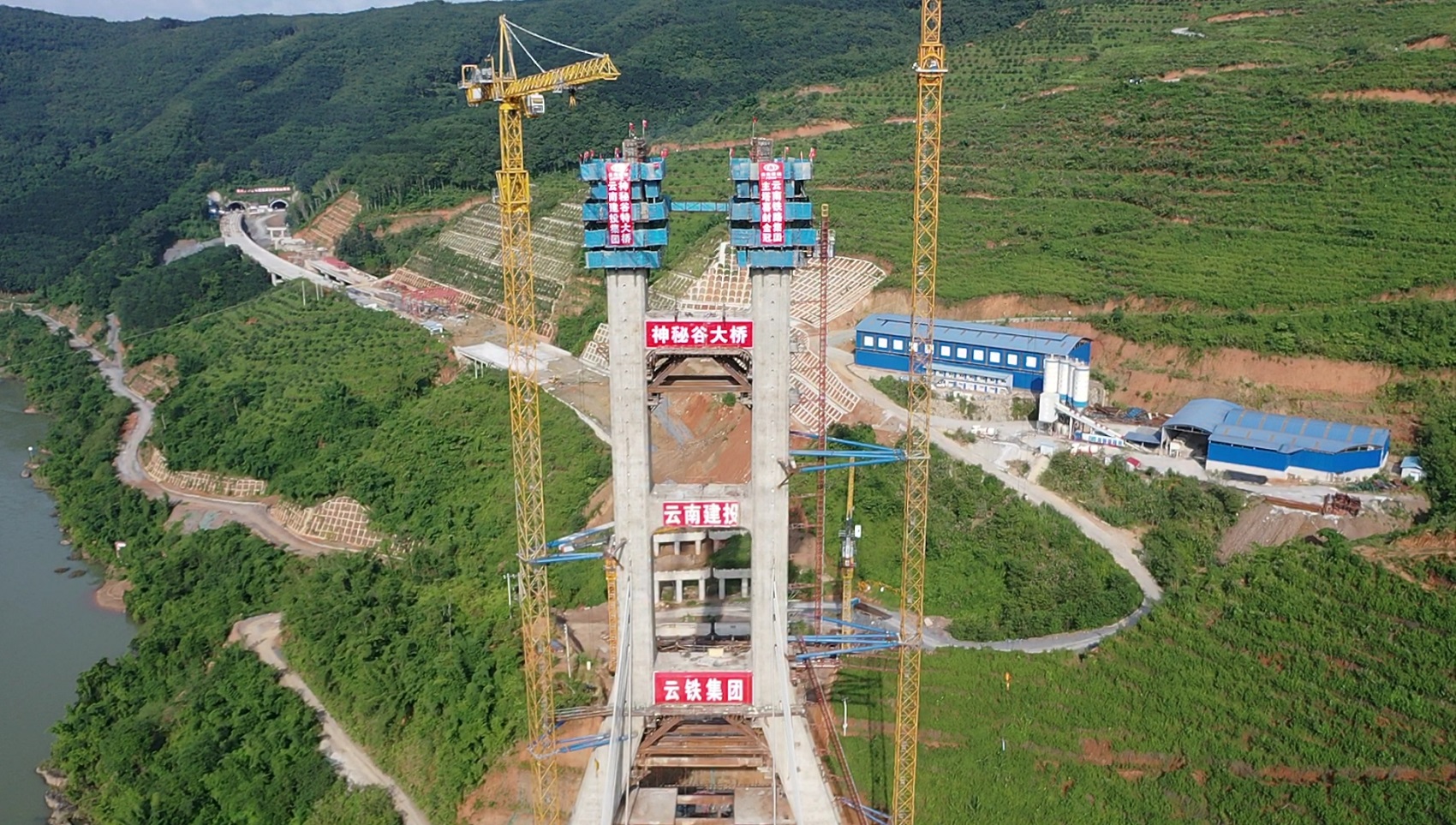 省内最宽混凝土悬浇箱梁结构大桥封顶