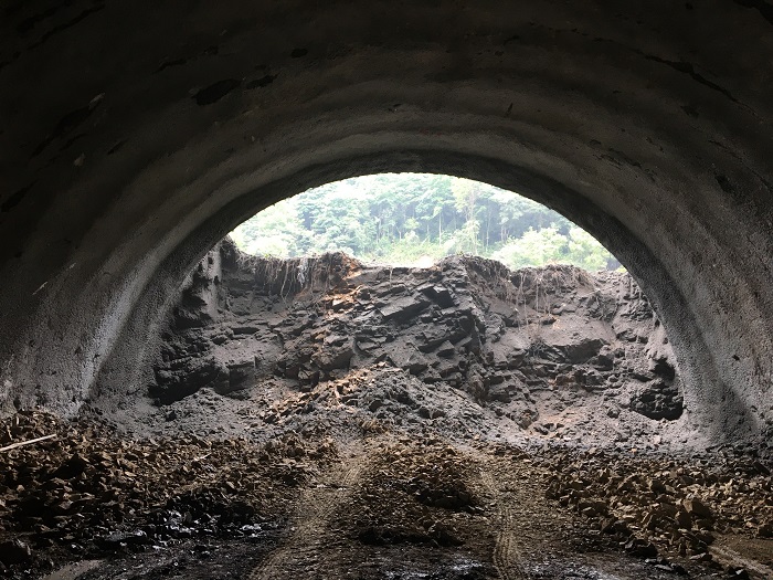 湖南芷铜高速土建5标桃园寨隧道右幅贯通