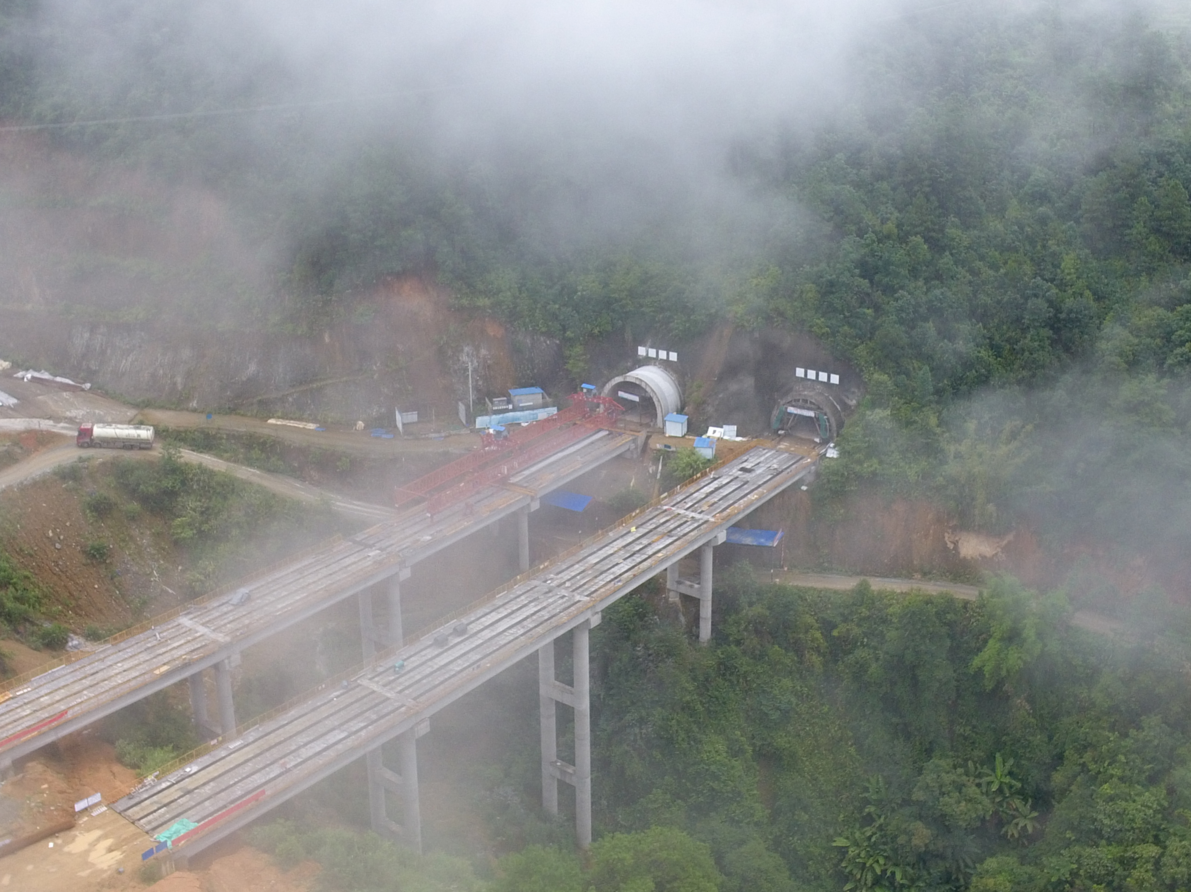 元绿高速迷卡2号大桥双幅贯通