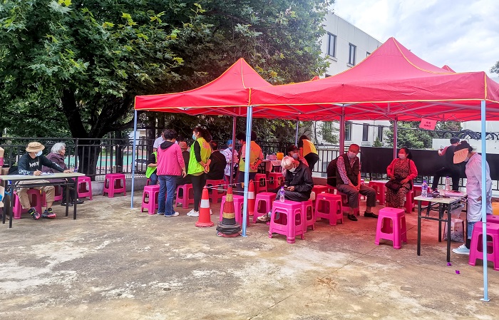 五世界杯足球比分联合眠山社区为60岁以上老人接种新冠疫苗