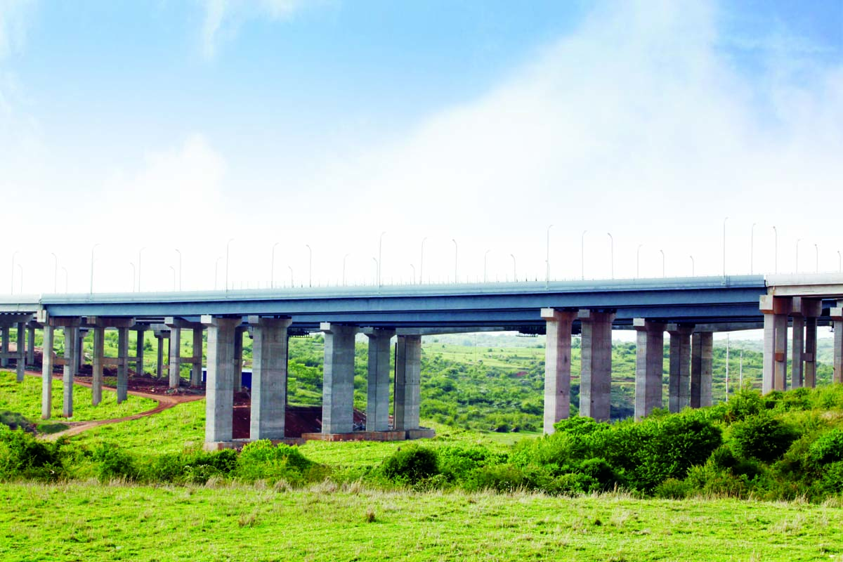 滇中新区哨关路跨花庄河钢箱梁工程