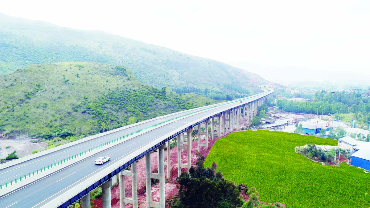 新鸡高速甲介山钢混叠合梁特大桥