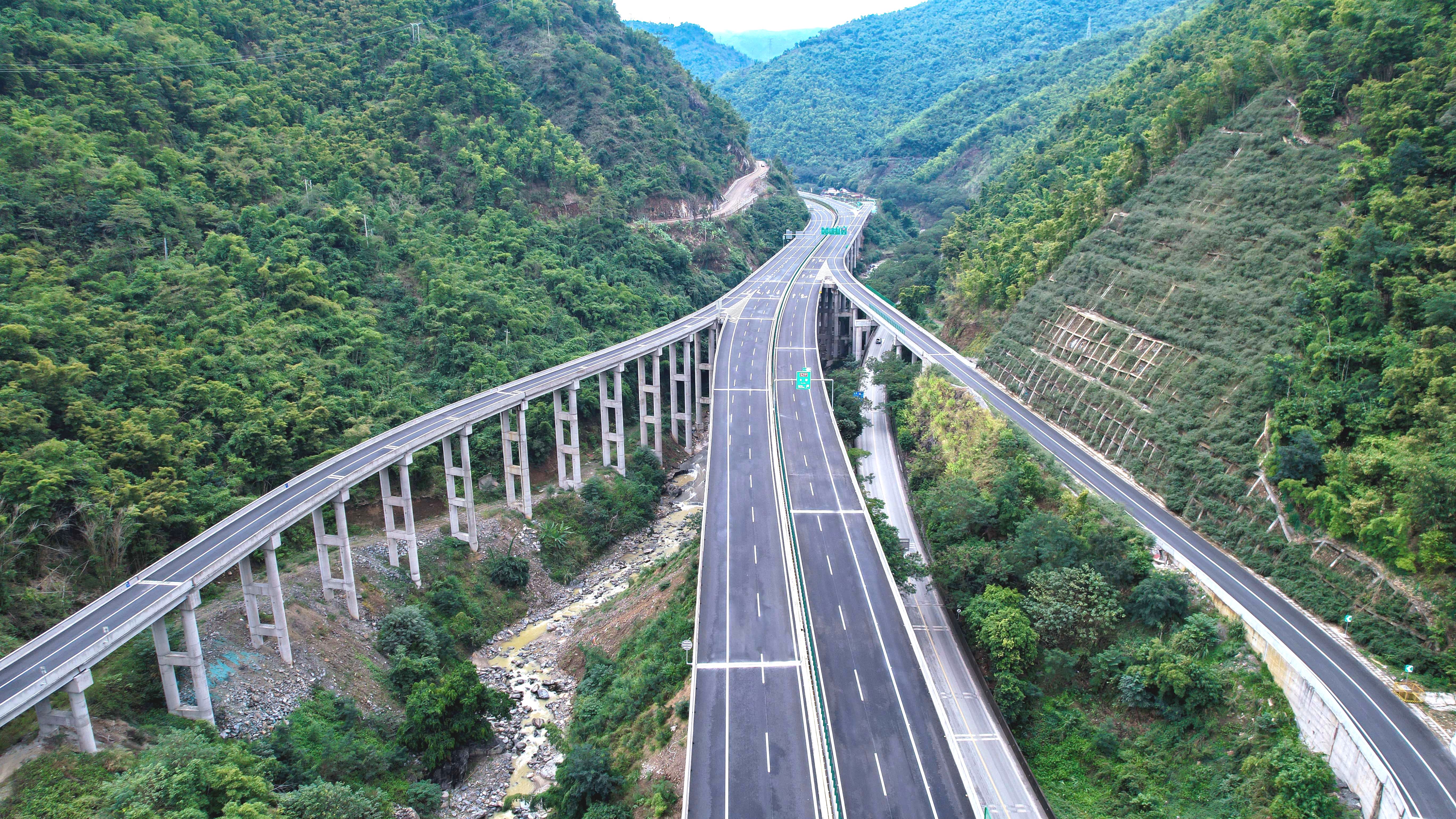 蔓金高速建成通车：修一条路 圆一方守望
