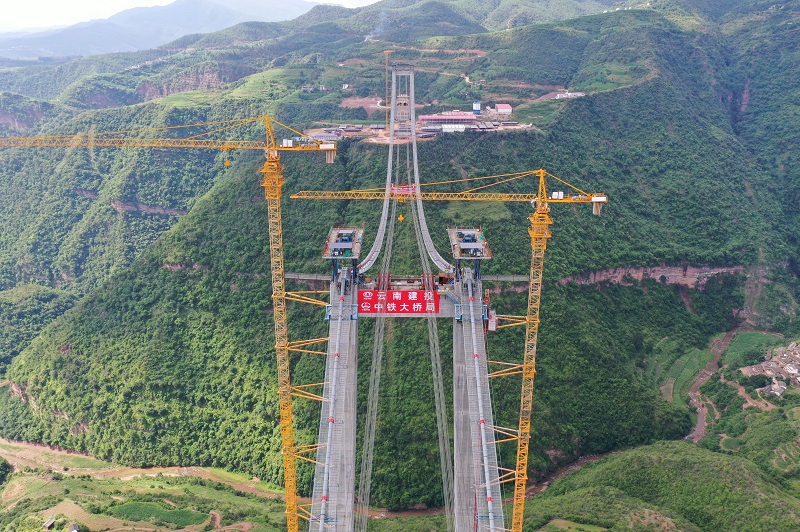 永大高速江底河特大桥主桥首片钢箱梁成功架设