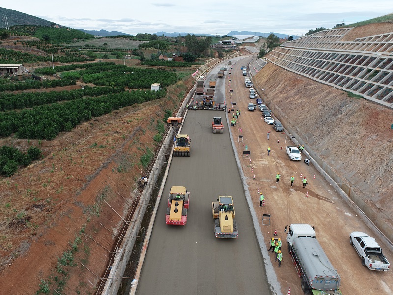 宾鹤高速首个路面级配水稳试验段铺筑完成