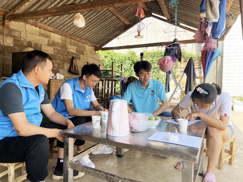 七2026世界杯比分网参与“乡村振兴青年行 爱心助你上大学”家访活动