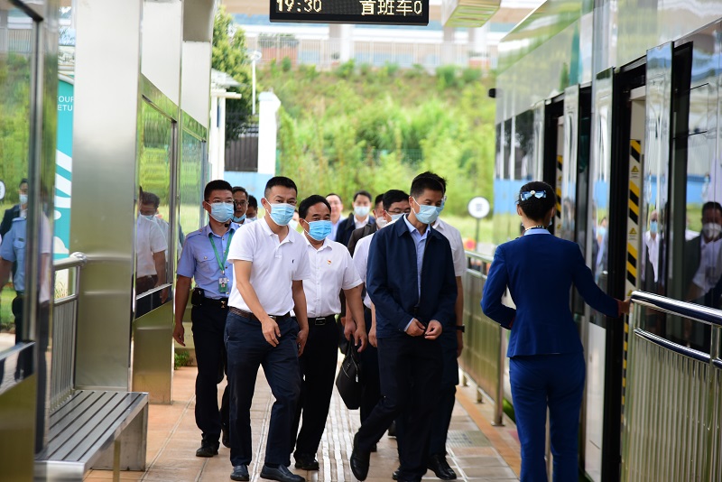 昆明市委市政府考察组调研文山普者黑电车项目