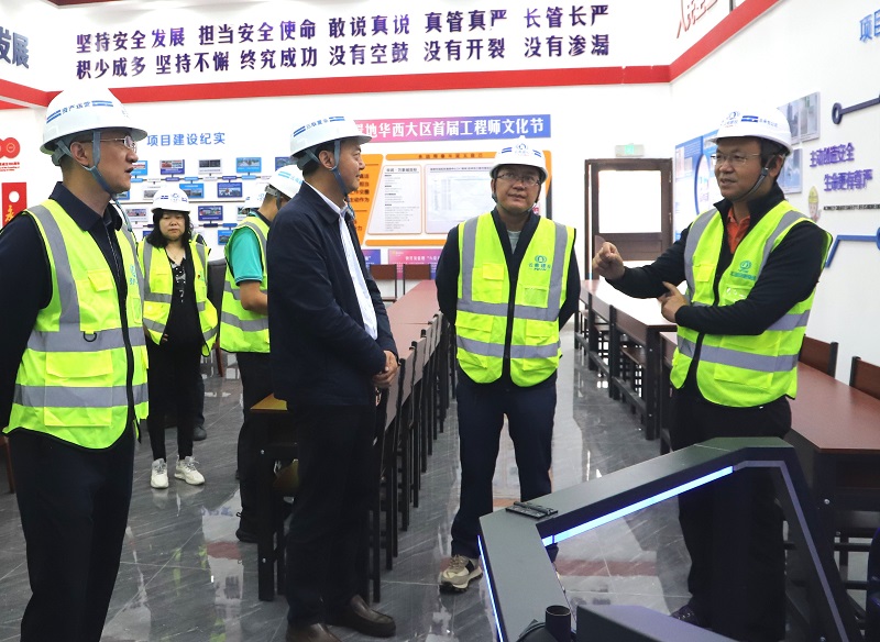 杨国文带班检查五里片区项目