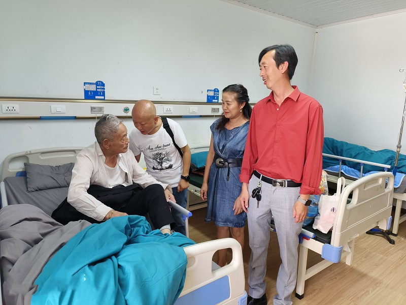 五世界杯官网合作平台退管会送独居老人及时就医   