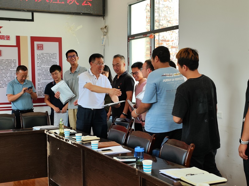 陈文双看望慰问世界杯比分网选派昭阳区驻村工作队员