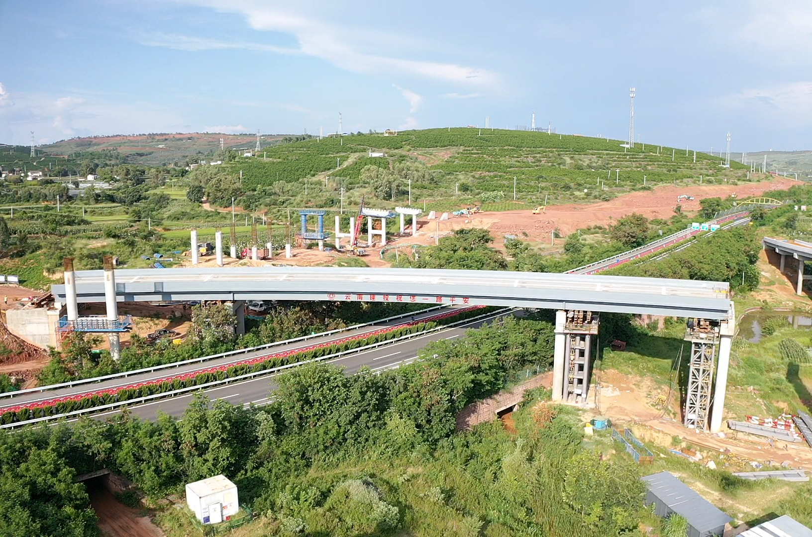 永大高速土建秧鱼坝立交B匝道2号大桥钢箱梁顶推完成