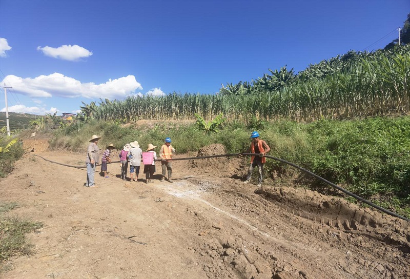 交建世界杯网址永金项目为农户们接通水管灌溉作物