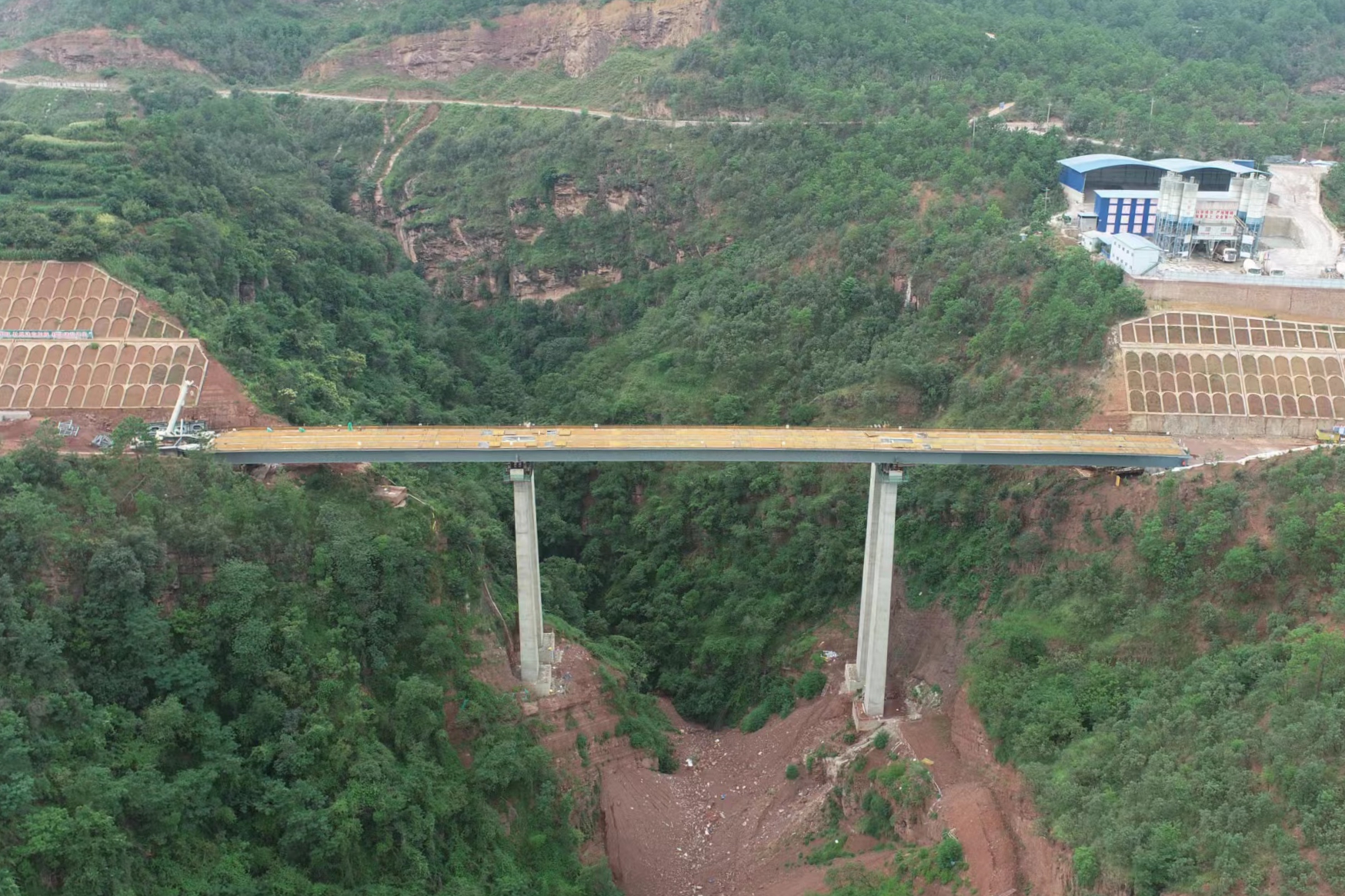 永金高速陈家沟大桥左幅钢箱梁顶推到位
