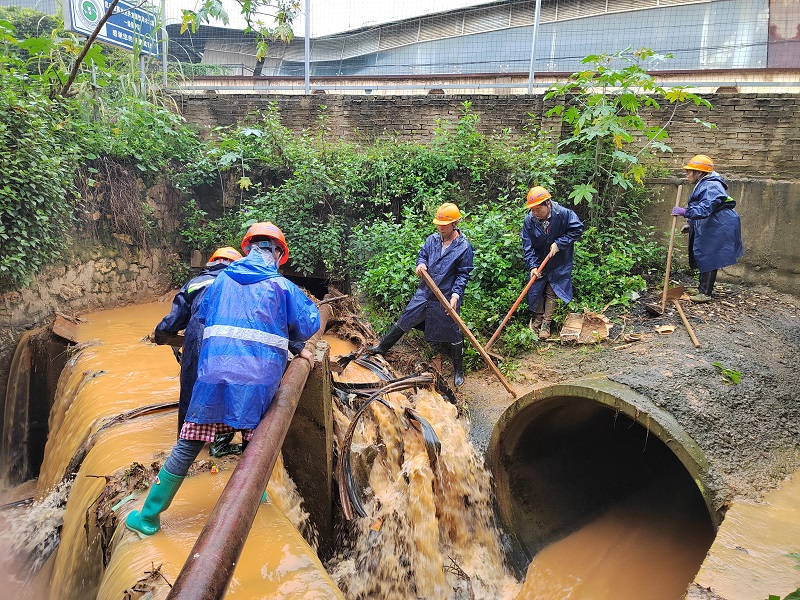 第一水利水电世界杯官方为个旧市鸡街镇水龙井村疏通排洪沟