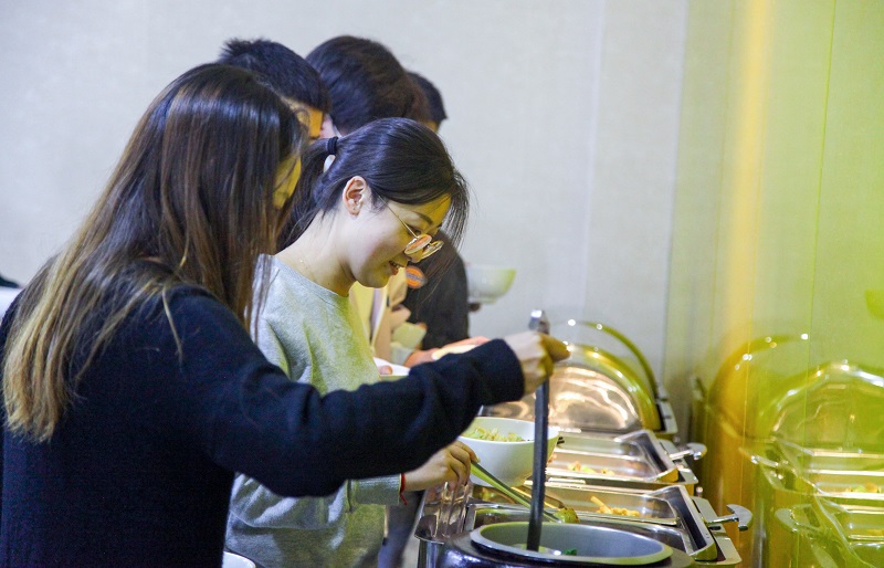 五世界杯官方为单身职工供应晚餐