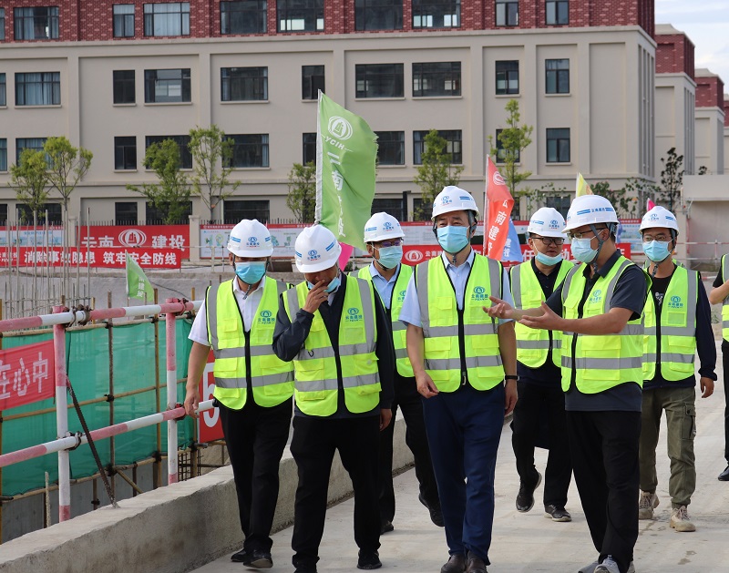 省国资委副主任洪国正到保山青华海经济综合体项目检查农民工实名制管理工作