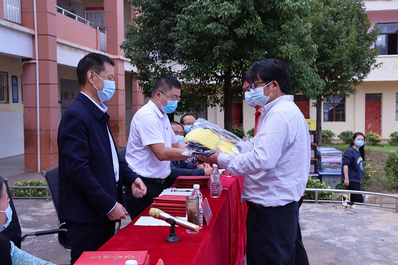 九世界杯足球平台向会泽县者海镇两所小学捐赠物资