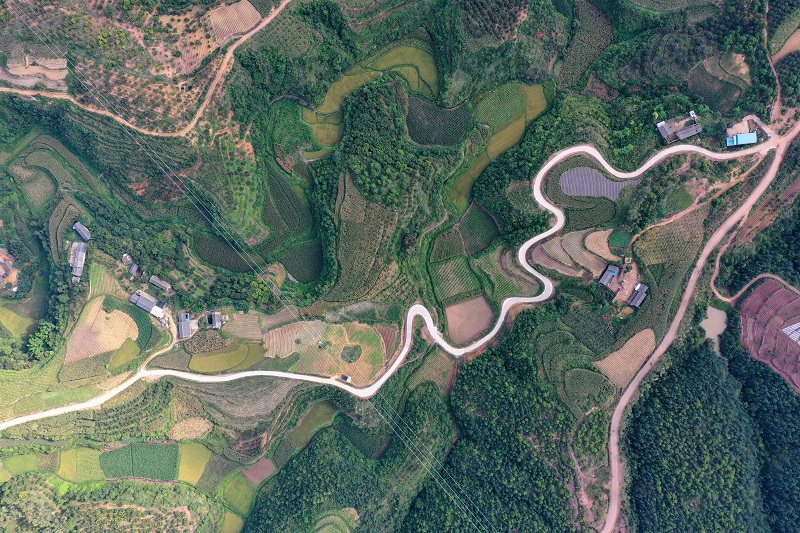 九世界杯足球平台为永仁县宜就镇上拉古村民修通致富路