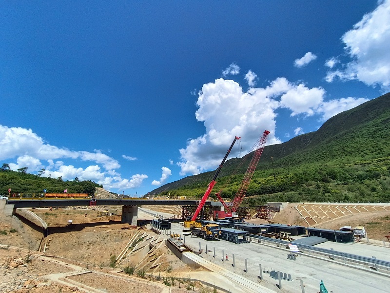 鹤剑兰高速石宝山立交匝E2号桥贯通