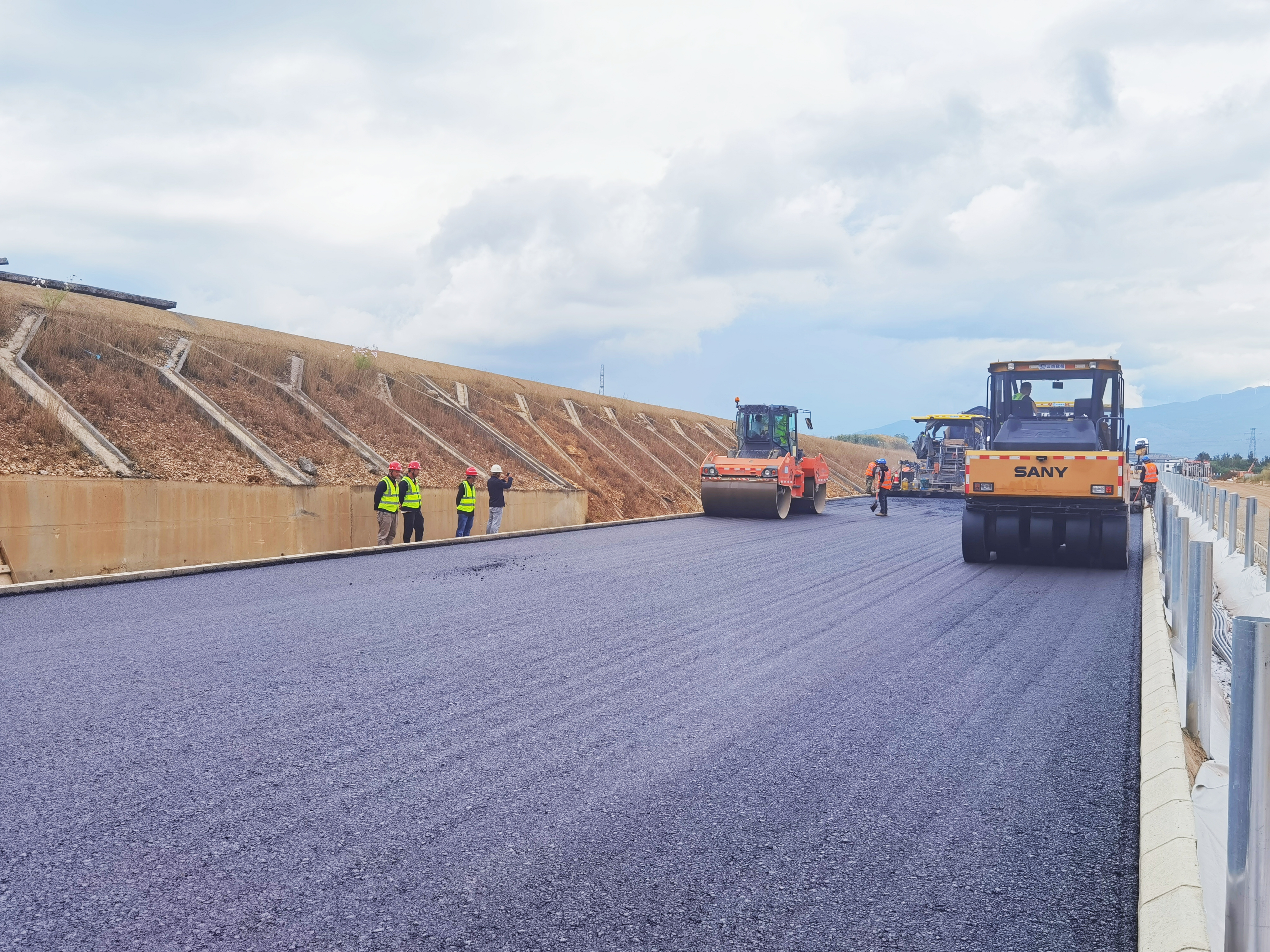 鹤剑兰高速启动沥青路面施工
