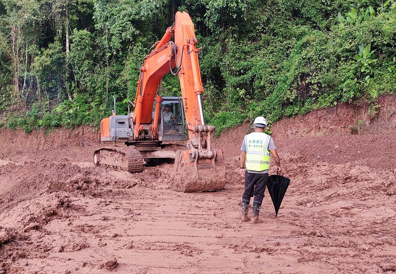 第一水利水电世界杯官网中文版为项目驻地村庄修缮道路