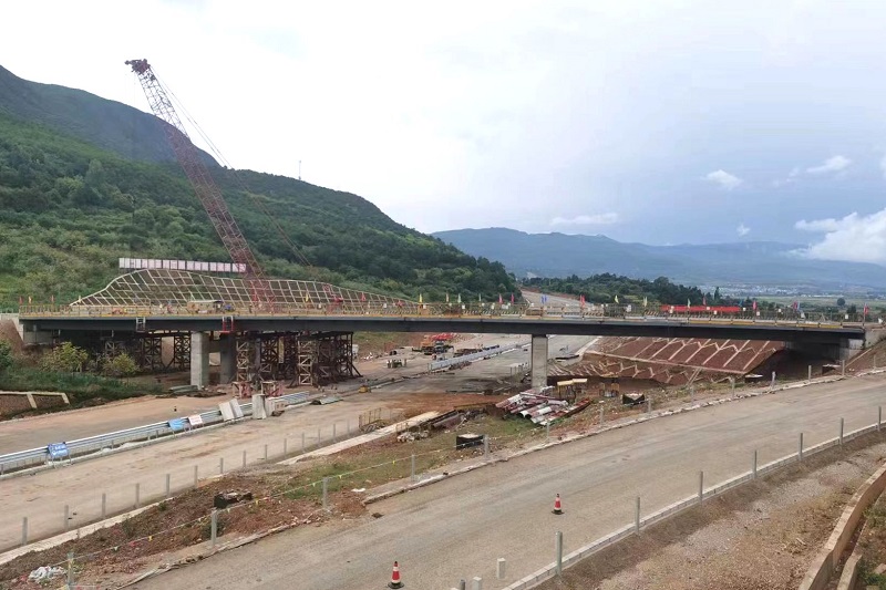 鹤剑兰高速石宝山立交连续钢箱梁安装完成