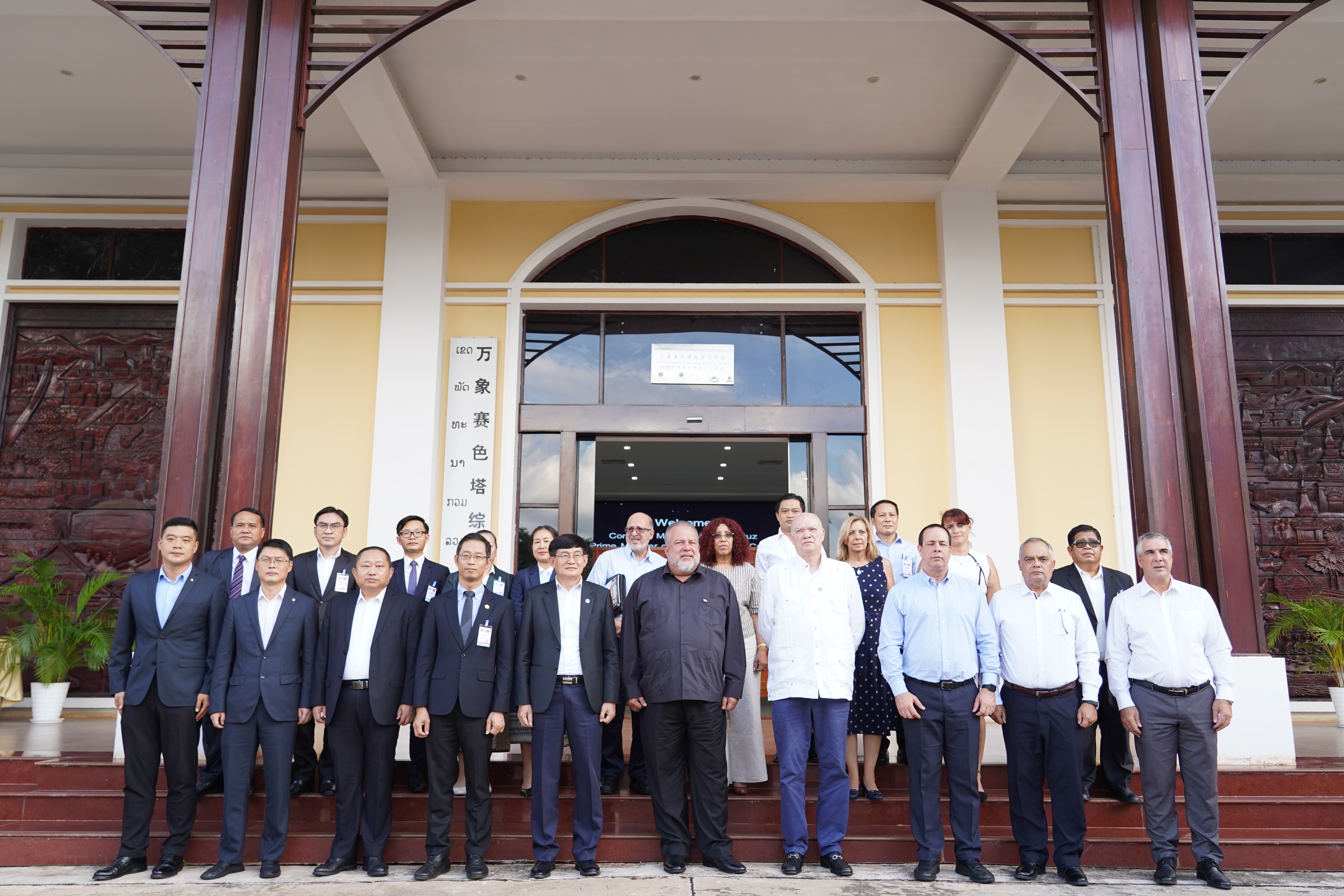 古巴总理曼努埃尔·马雷罗·克鲁斯访问老挝期间考察赛色塔开发区