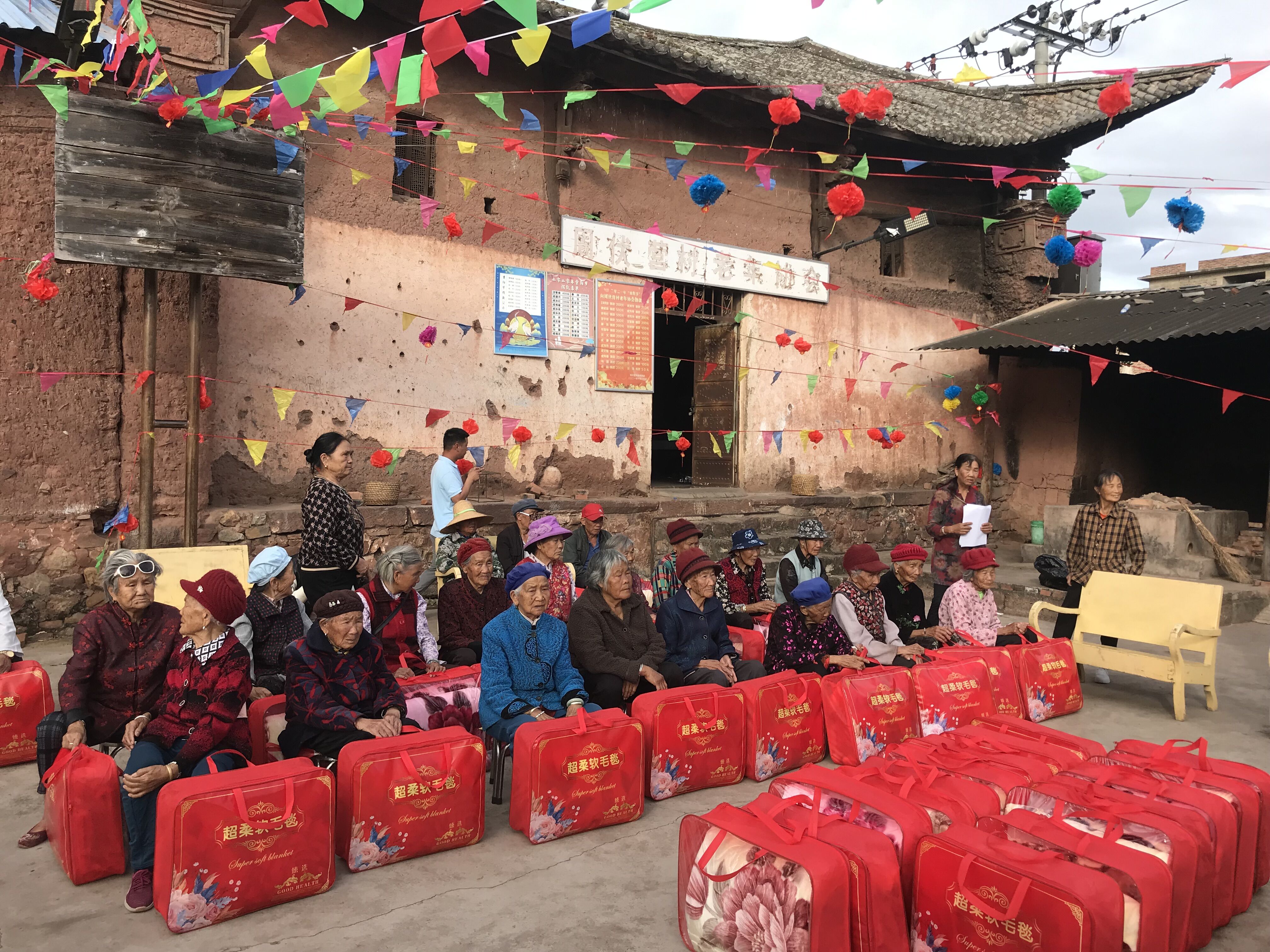 四世界杯比分网进村看望慰问高龄老人