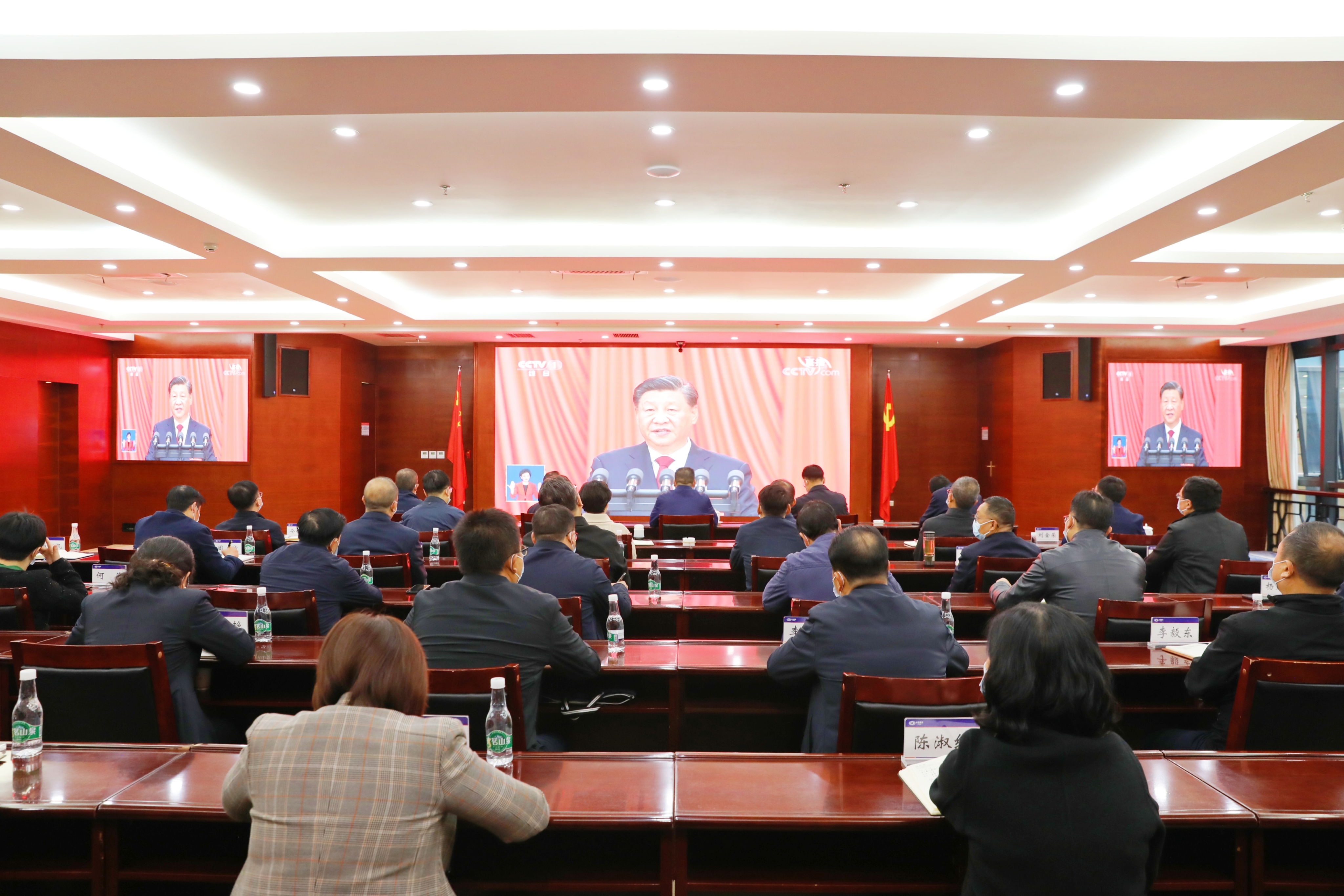 同心向党迎盛会 世界杯实时比分党员干部职工收听收看中国共产党第二十次全国代表大会开幕会