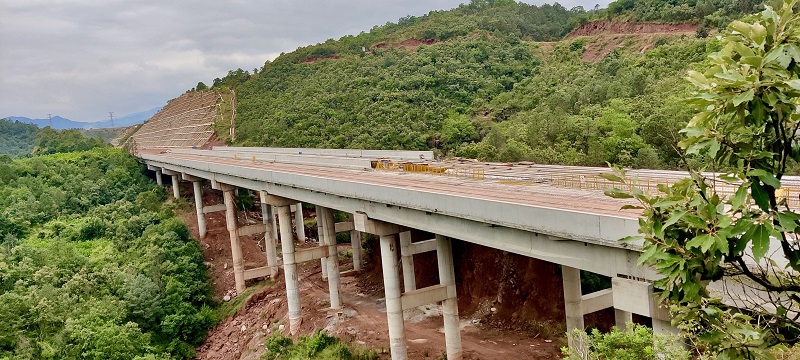 永大高速大白坟箐大桥双幅贯通