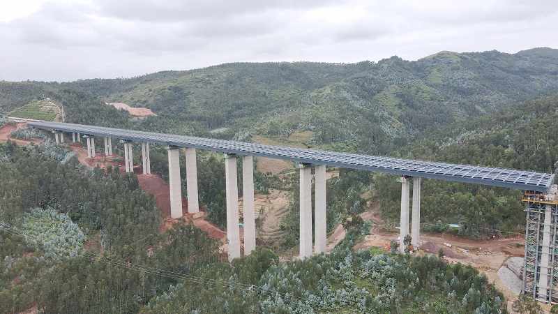 弥玉高速招北2号大桥第三、四联钢箱梁顶推到位