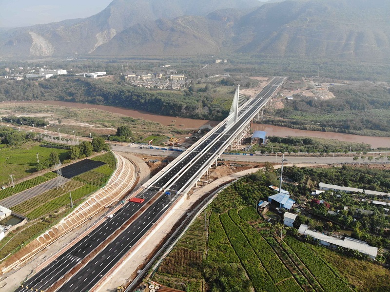 元江县五条城市道路和桥梁集中通车