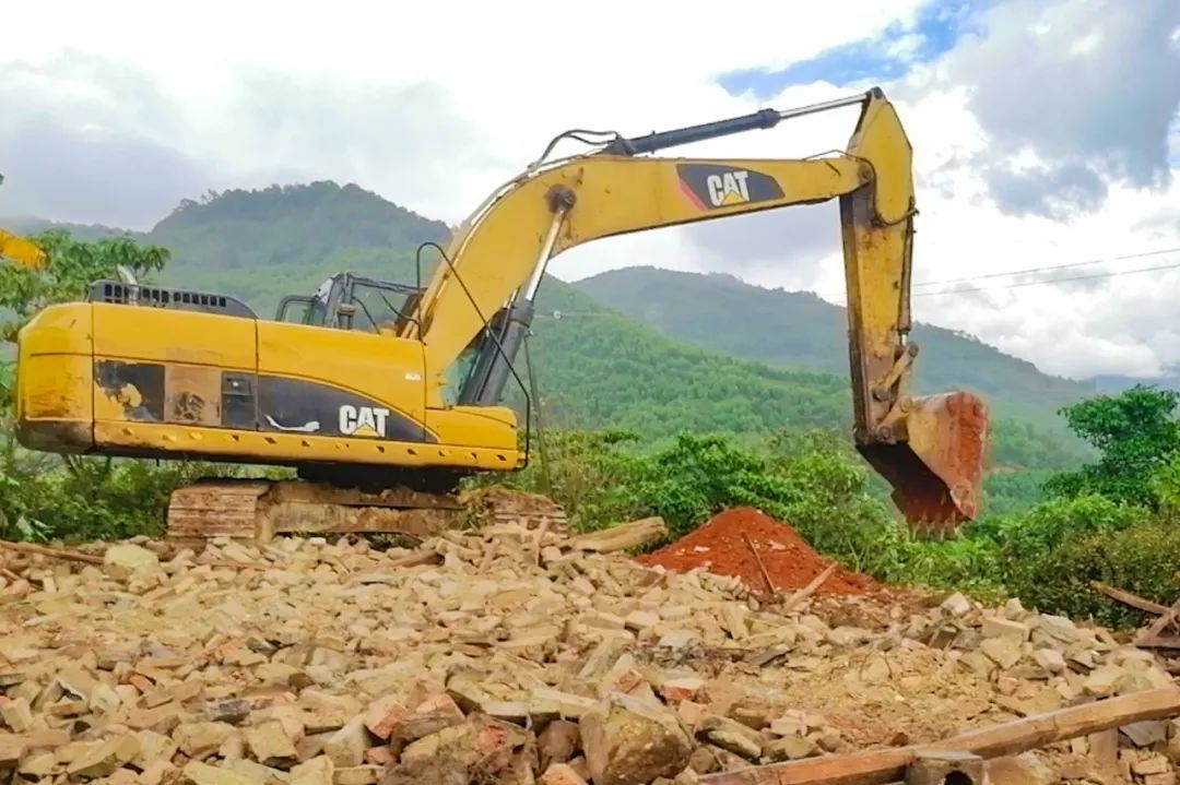 拆危房、修村道、助防疫  第一水利水电情暖项目驻地