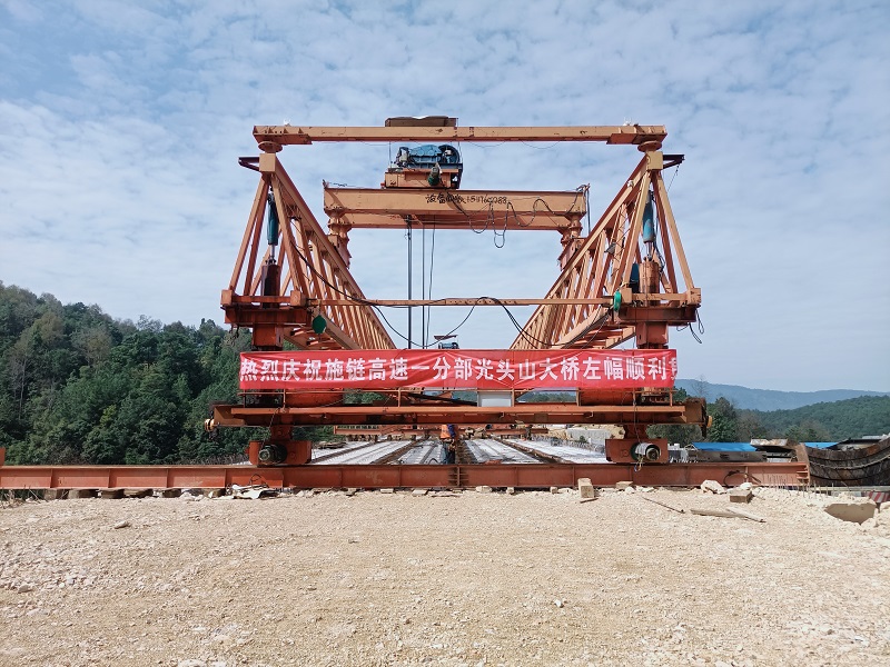 施勐高速光头山大桥左幅贯通