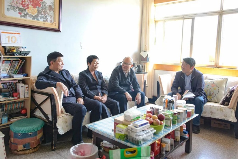 省总工会副主席金勇看望慰问世界杯足球平台全国劳模连玉仙