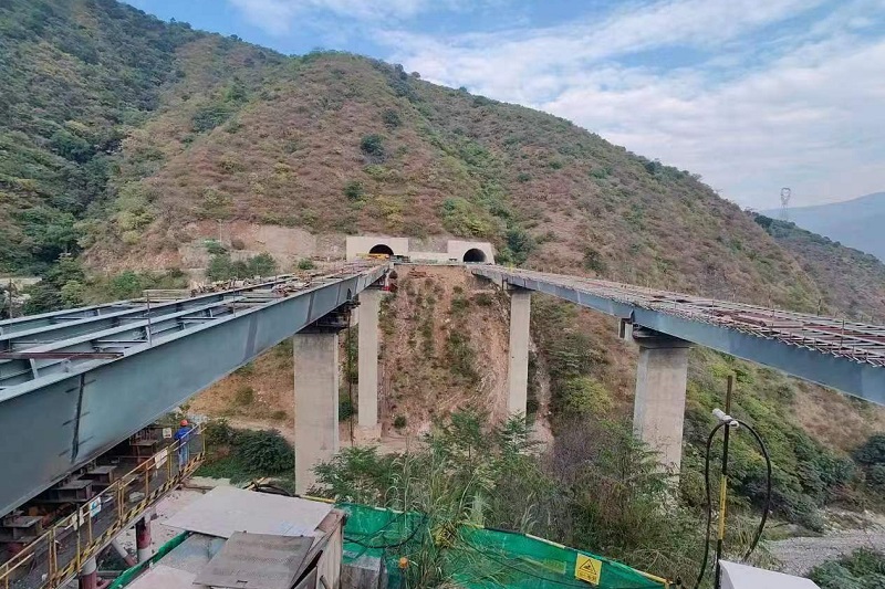 元绿高速桃园大桥顶推到位